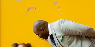 Menina de 7 anos não se enxerga em contos de fadas e cria princesa negra com o pai