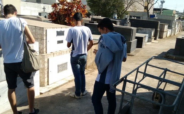 Caçadores de Pokémon Go ficam trancados em cemitério de Divinópolis/SP