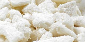 Bala de Coco Cremosa Tem como resistir à verdadeira bala de coco? Ela derrete na boca, é crocante por fora, molinha por dentro, hummmm... Só de pensar já dá aquela vontade! E melhor ainda do que comprar, é fazer em casa, com aquele gostinho caseiro único!
