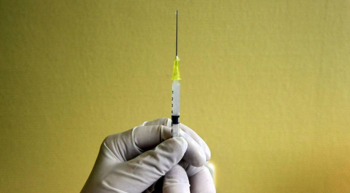 Vacina contra a dengue é vendida a preços de R$ 750 a R$ 915