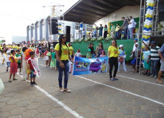Desfile de 07 de setembro, em Balsas/MA, crianças pedem socorro