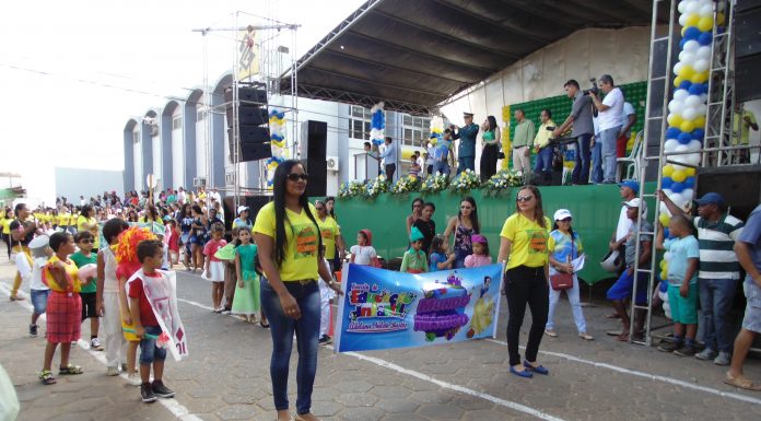 Desfile de 07 de setembro, em Balsas/MA, crianças pedem socorro