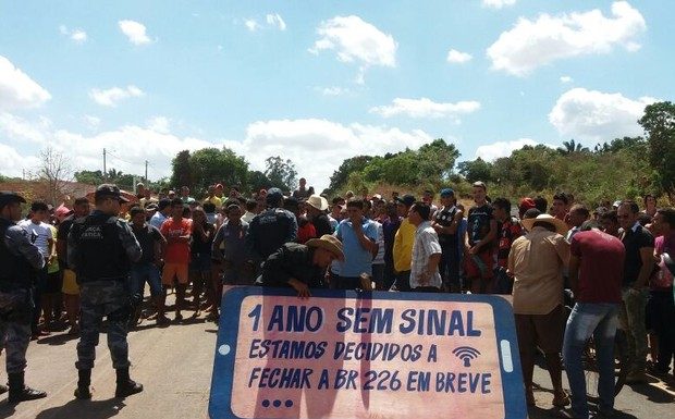 Moradores protestam contra falta de sinal de telefonia móvel e fixa no MA