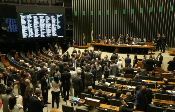 Câmara desiste de votar projeto que anistia caixa dois