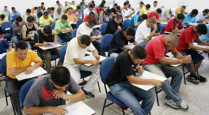 Concursos oferecem vagas com salários de até R$ 9.114,00