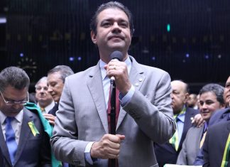 Deputado maranhense que faltou sessão que cassou Cunha justifica