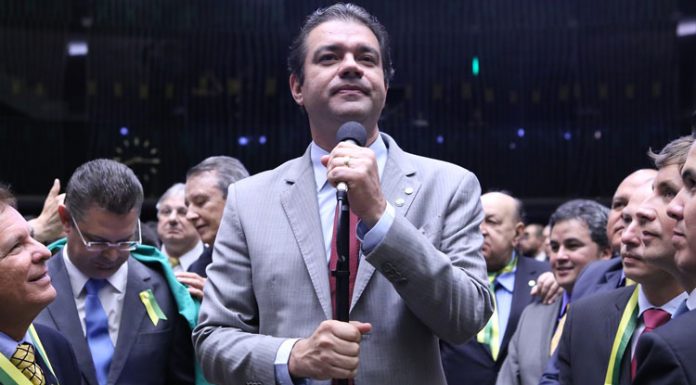Deputado maranhense que faltou sessão que cassou Cunha justifica
