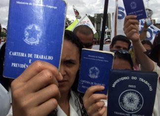 País perdeu 1,5 milhão de vagas com carteira em 2015, pior marca em 31 anos