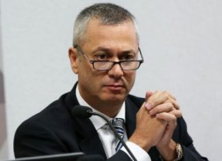 Demitido, ex-ministro denuncia plano do governo para abafar Lava Jato