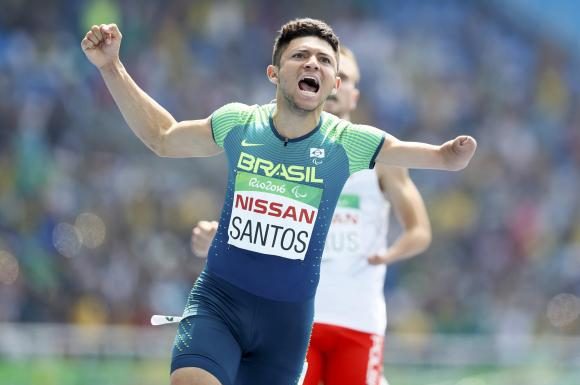Brasileiro quebra recorde mundial e ganha ouro na final dos 100 metros rasos
