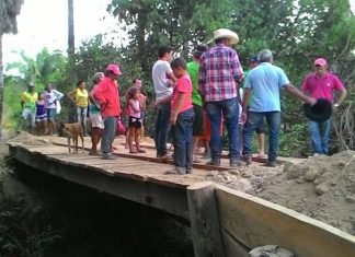 Moradores constroem ponte por conta própria