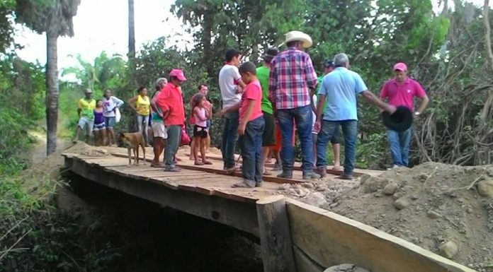 Moradores constroem ponte por conta própria