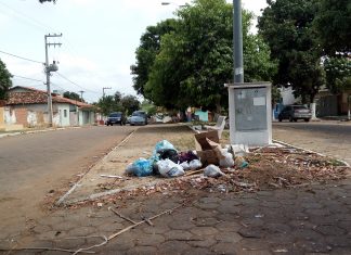 A um dia das eleições municipais a cidade se transborda em lixo.