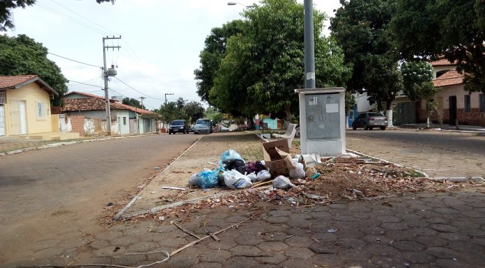 A um dia das eleições municipais a cidade se transborda em lixo.