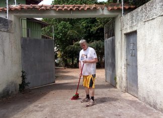 Dom Enemésio é flagrado fazendo faxina. VEJA VÍDEO.