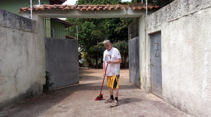 Dom Enemésio é flagrado fazendo faxina. VEJA VÍDEO.
