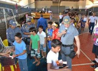 Dia das crianças em Balsas, PMs fazem chover alegria.