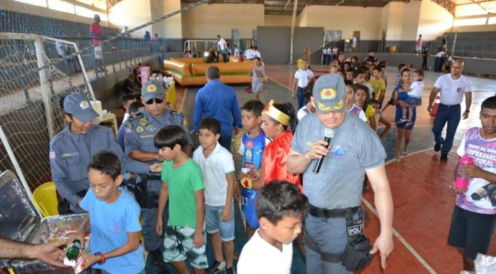 Dia das crianças em Balsas, PMs fazem chover alegria.