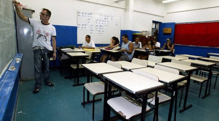 Sobram vagas no ensino superior público e privado