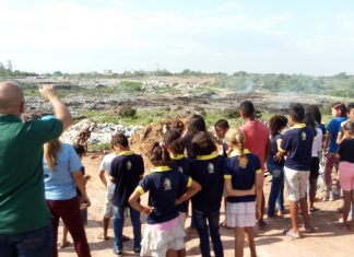 IDERB leva alunos para conhecerem o lixão da cidade