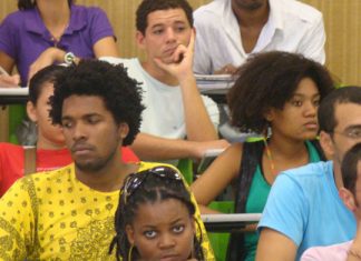 Percentual de negros em universidades dobra e pobres têm mais acessos, diz IBGE