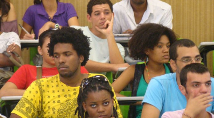 Percentual de negros em universidades dobra e pobres têm mais acessos, diz IBGE