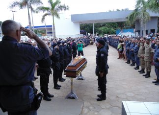 Funeral do Sgtº Gilvan Alves no pátio do 4º BPM sob discursos, choros e orações.