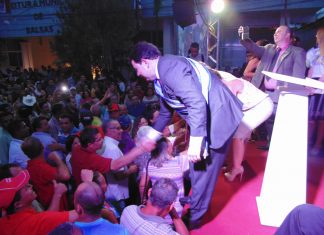 Depois da posse prefeito de Balsas recebe faixa simbólica das mãos de…