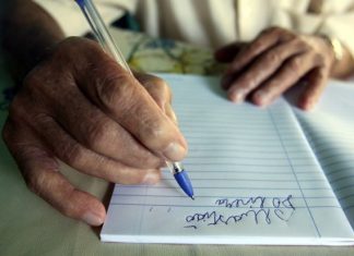 Unesco: 758 milhões de adultos não liam ou escreviam uma frase simples em 2015