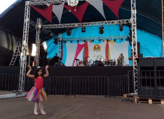 Demora na afinação dos instrumentos deixou baixinhos desconsolados e pais aborrecidos, no vesperal carnavalesco.