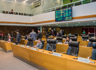 Deputados aprovam redução de imposto para grandes empresários