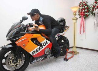 Morto é velado em cima de sua moto. Esse foi seu último pedido!