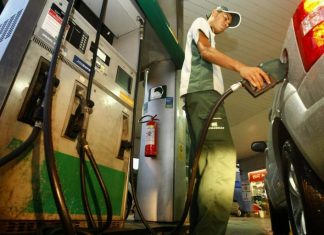 Petrobras anuncia uma nova redução de preço da gasolina nas refinarias para as distribuidoras