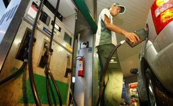 Petrobras anuncia uma nova redução de preço da gasolina nas refinarias para as distribuidoras