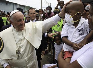 Papa Francisco sofre pequeno acidente na Colômbia
