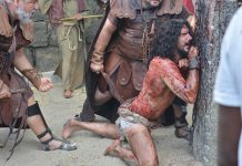 Sob sol forte, Renato Góes participa da gravação das primeiras cenas da Paixão de Cristo