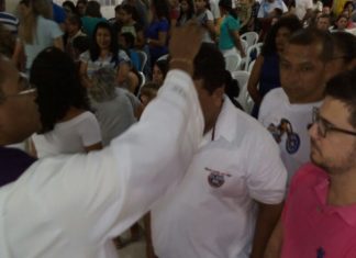Durante missa de Quarta-feira de Cinzas, celebrante anuncia início da Quaresma e da Campanha da Fraternidade