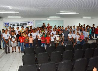 Governador Flávio Dino visita o projeto Pelotão Mirim, em Balsas