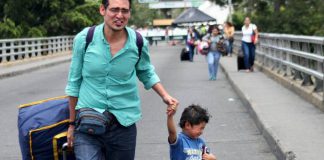 Sem passaporte, venezuelanos enfrentam caminhadas para ter refúgio