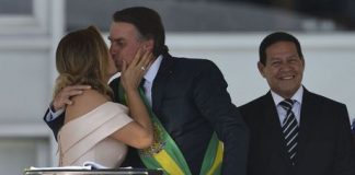 Michelle Bolsonaro quebra protocolo e, pela primeira vez, uma primeira-dama discursa e beija o presidente.