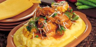 Polenta com frango, quiabo e milho