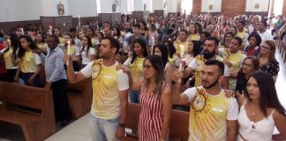 Crismadas neste domingo 31 pessoas que variam de 14 a mais de 50 anos de idade