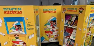 Escola de Balsas recebe estante com livros infantis