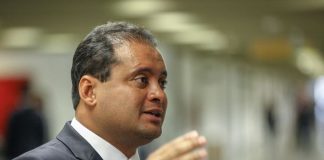 É inaceitável o corte de recursos em uma área importante como a educação, diz Weverton