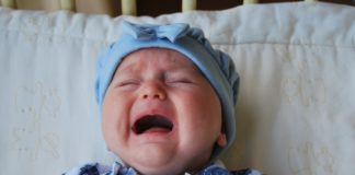 Cólica em bebês não é doença, mas pode ser tratada com fórmulas especiais, na falta de aleitamento materno