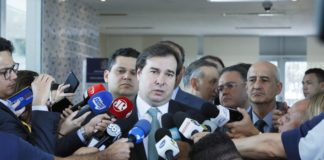 Maia anuncia que vai trabalhar para impedir taxação de energia solar