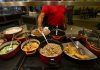62% dos bares e restaurantes ainda não retomaram vendas da pré-pandemia; segundo pesquisa, recuperação pode levar pelo menos dois anos