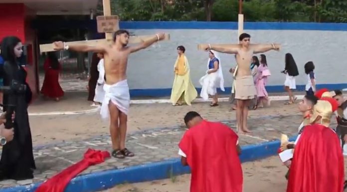Alunos do Colégio Educar apresentam 1ª Via Sacra nas ruas de Balsas