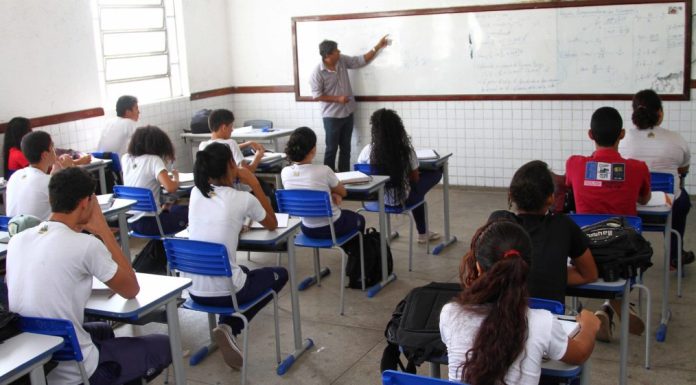 Governo lança edital com 737 vagas para ampliação de jornada para professores