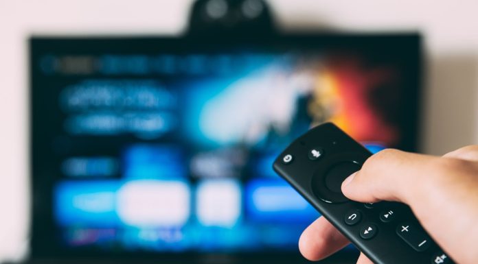 7 em cada 10 brasileiros assinam plataformas de streaming, mas 52% já cancelaram o serviço em algum momento, revela pesquisa